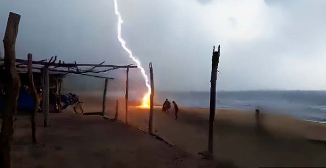 (VIDEO) ¡Impresionante! Un rayo alcanza a dos personas en la playa de Michoacán