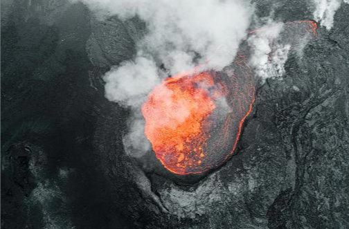 Otra vez una selfie trágica: Muere una mujer al caer en un volcán activo