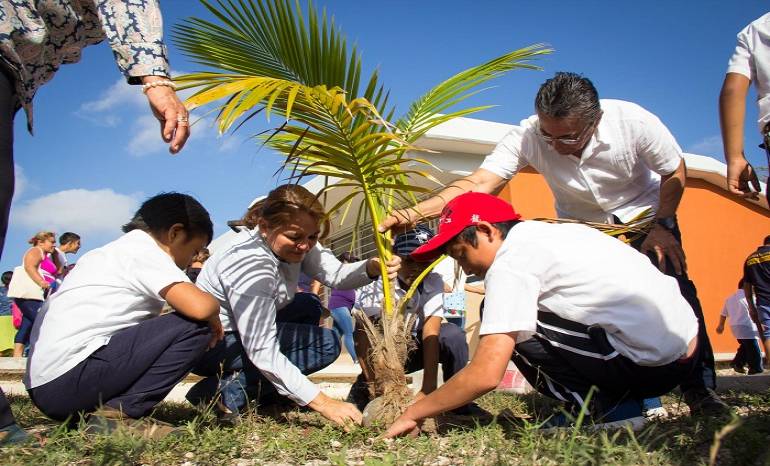 Comunidad escolar de niños especiales reforesta el sur de Mérida
