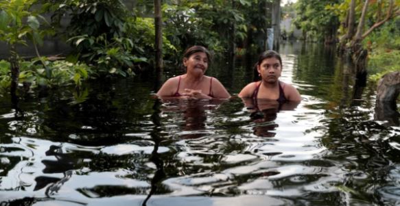 Vecinos de Centla: “Nos refundieron en el agua por Villahermosa”