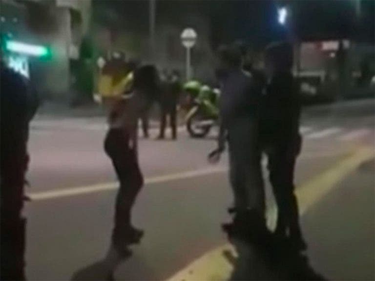 VIDEO: Padre ve a su hija en manifestación y la saca a ‘cinturonazos’