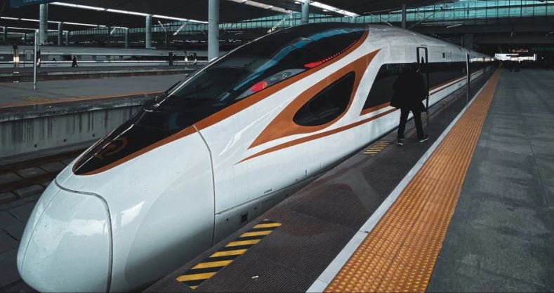 China estrena su primer tren de alta velocidad que viaja sobre el agua