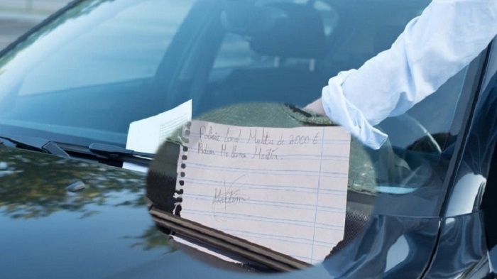 Niño 'pone multa' de casi $50 mil a coche mal estacionado