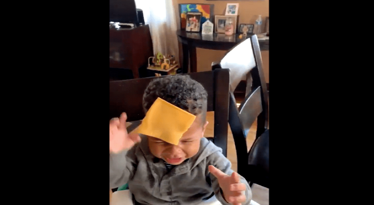 Cheese challenge: El nuevo reto viral de lanzar rebanadas de queso a bebés