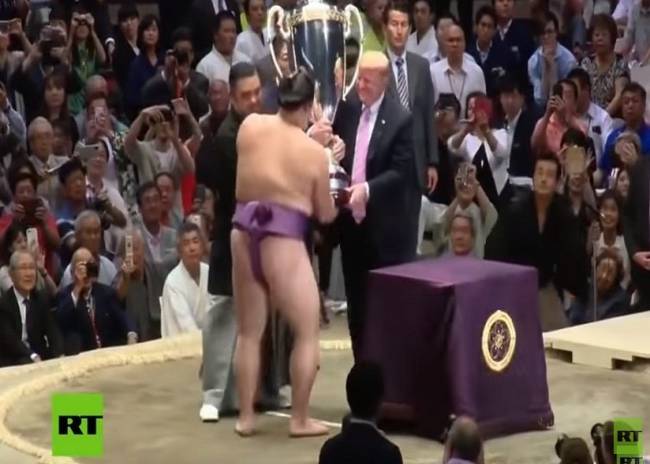 VIDEO: Trump sube a una arena de sumo en Japón y la Red estalla en burlas