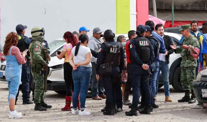 Riña por cobro de derecho de piso desata balacera en Mercado de Toluca