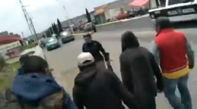 VIDEO: Golpean a policías que les pedían usar cubrebocas por COVID-19 en Puebla