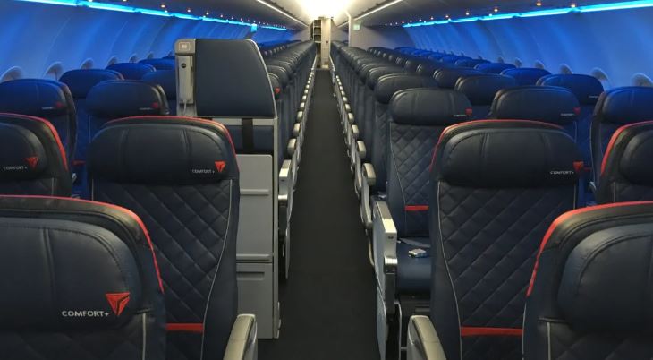 Llueven gusanos a pasajeros en vuelo de Delta Airlines