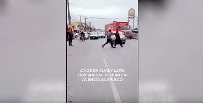 Nuevo León: Hombres pelean sobre la avenida Acapulco