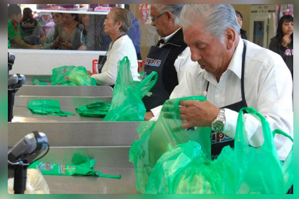 Mérida: Unos 1,500 'cerillitos' piden regresar a trabajar a los supermercados