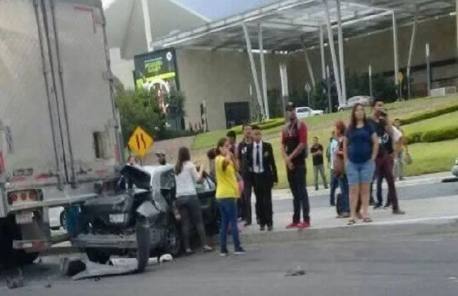 Fallecen estudiantes al chocar contra trailer en Monterrey