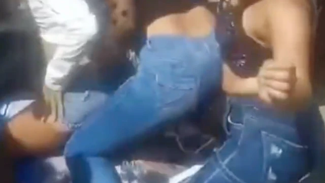 (VIDEO) Mujeres "perrean" arriba del ataúd de su amigo