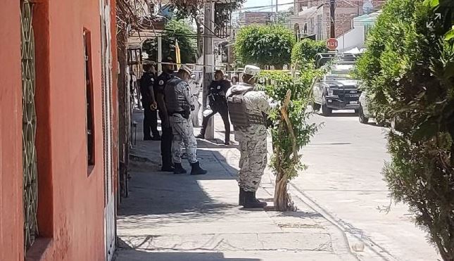 Mujer caminaba por calles de León; se da cuenta y corre; la acrbillan por hacerlo