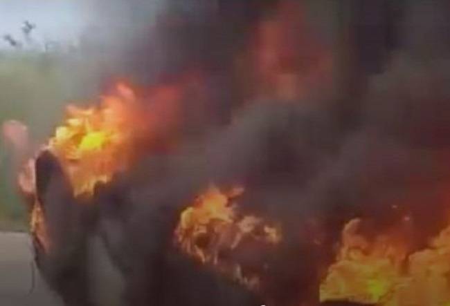 ¡Vive para contarlo! En la Mérida-Cancún choca, da volteretas y se incendia su auto
