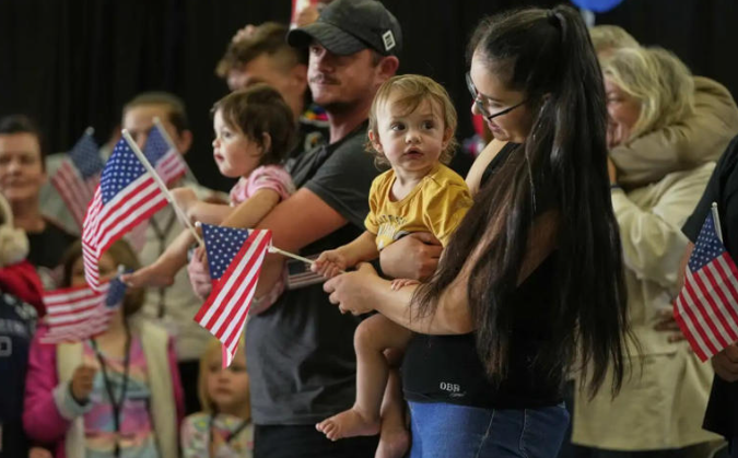 ¿Por qué Trump está llevando a sudafricanos blancos a EE.UU. y les ofrece refugio?