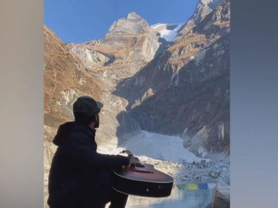 VIDEO: ¡Increíble!; turistas graban una avalancha de nieve a metros de ellos
