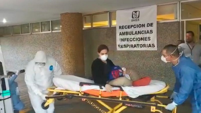 (VIDEO) Entre aplausos, sale del hospital paciente curada de coronavirus en Aguascalientes