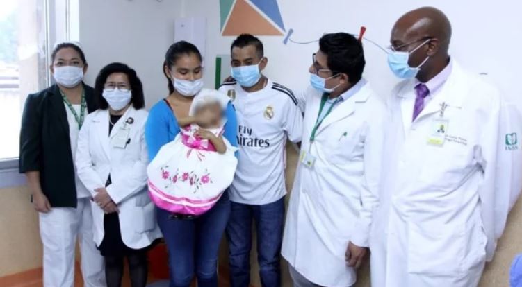 IMSS: Bebé de 6 meses recibe trasplante de hígado que donó el padre