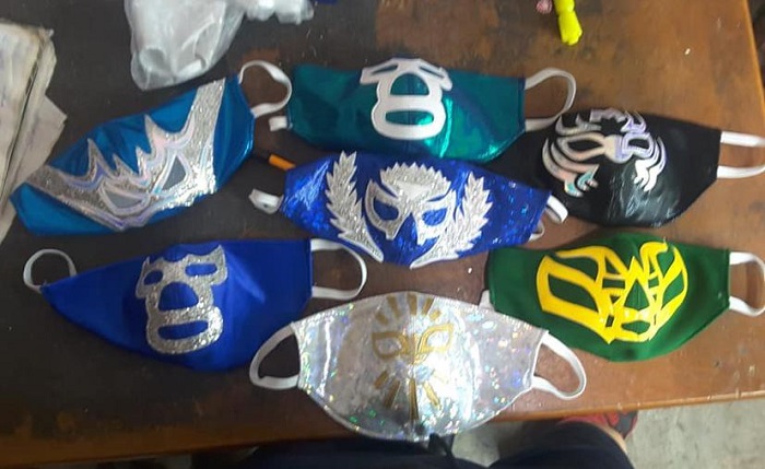 Crean cubrebocas con diseños de máscaras de luchadores