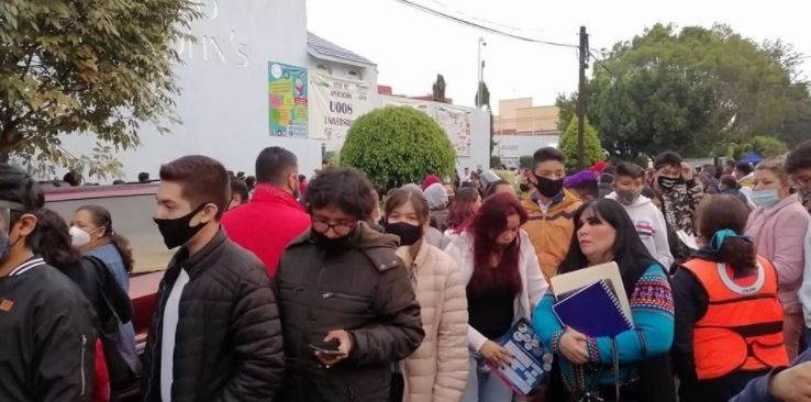 ¿Así cómo? Estudiantes y acompañantes se aglomeran en examen para prepa