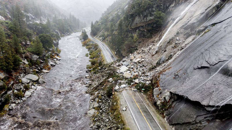 Histórico 'ciclón bomba' cierra carreteras e inunda el norte de California