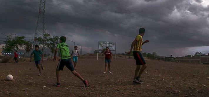 (Vídeo) Remolino de tierra se traga a árbitro durante un partido de fútbol