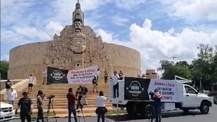 Mérida participa en la protesta nacional #AMLOVeteYa