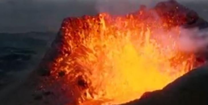 Usan un dron para captar erupción en volcán islandés y acaba fundido