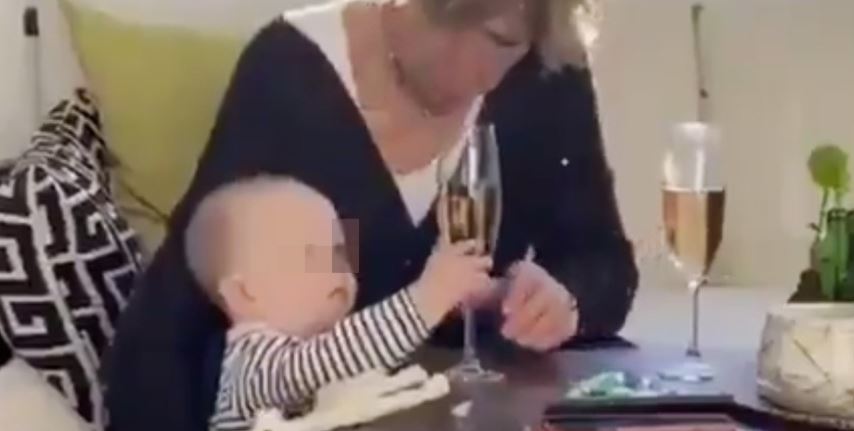 (VÍDEO) Mujer salva una copa de champaña y deja caer a un niño