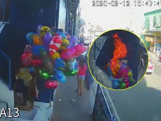 Jóvenes le prenden fuego a vendedor de globos por mera diversión