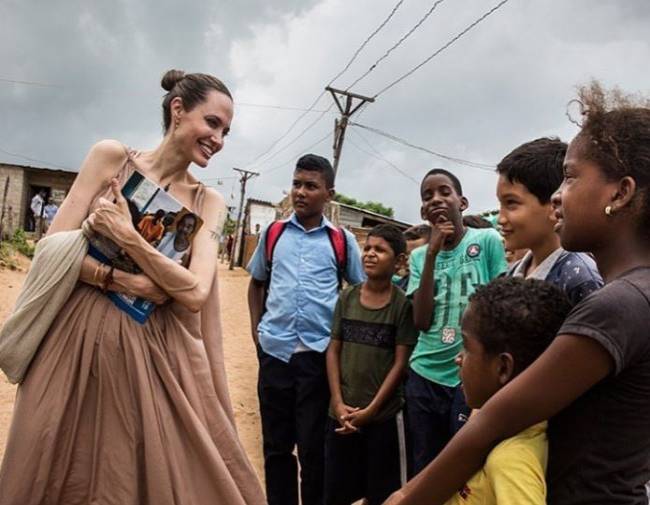 Angelina Jolie luce extremadamente delgada… causa preocupación