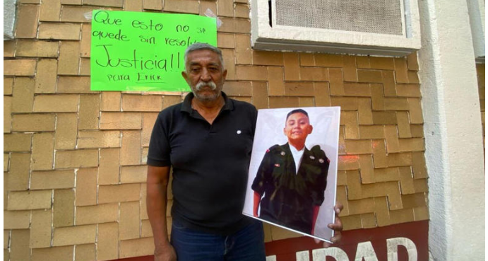 “Mi niño portaba con mucho orgullo su trajecito, soñaba con ser militar"; abuelo de Erik