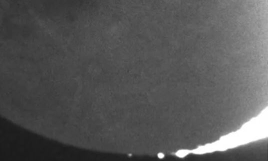 Graban momento en que meteorito choca contra la Luna y hay explosión