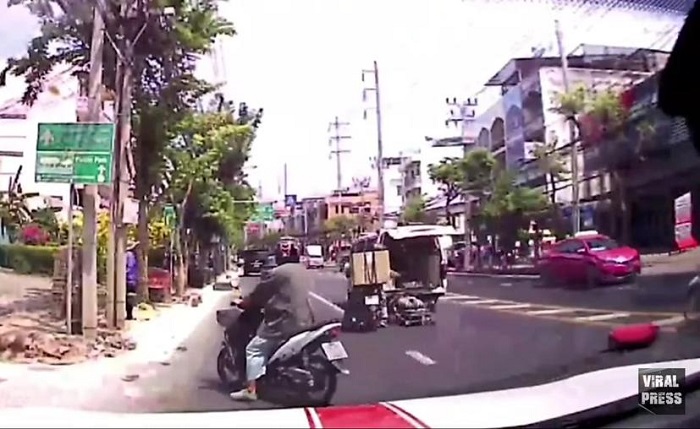 (VIDEO) Una ambulancia se abre y paciente cae en la calle