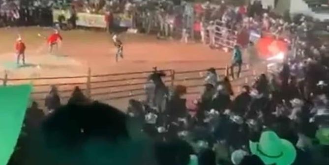 (VÍDEO) Toro sale del ruedo y deja varios heridos durante jaripeo en Morelia