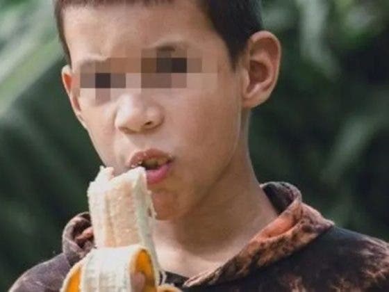 Niño es brutalmente golpeado por comer un plátano sin permiso