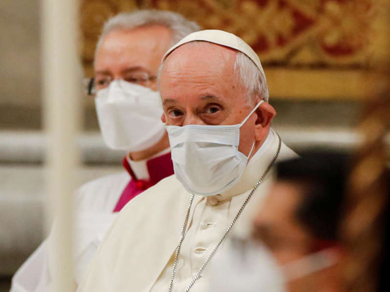 Papa Francisco hace cambio y se queda sentado en ceremonia de fin de año