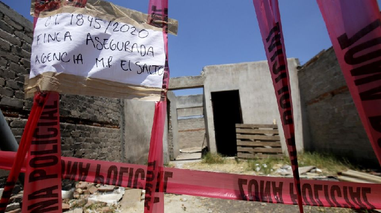 Hallan al menos 25 cadáveres en fosa clandestina de Jalisco