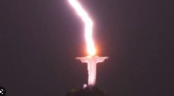 (VÍDEO) Rayo cae sobre cabeza del Cristo Redentor, en Brasil