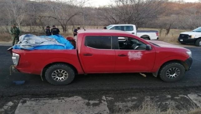 Michoacán: Hallan 12 cuerpos en camioneta abandonada