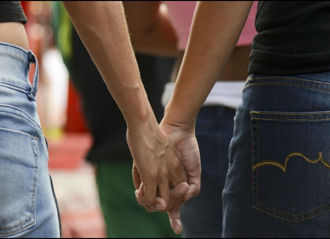 Investigan a policías en Aguascalientes por amonestar a mujeres que se besaban