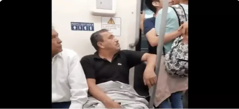 (VIDEO) Monterrey: Beso de pareja gay en el Metro incomoda a pasajeros