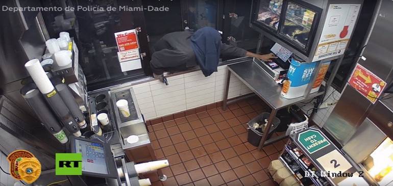 VIDEO: Ladrón armado asalta un McDonald's pero es 'vencido' por caja registradora