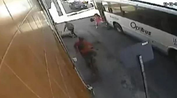 (VIDEO) Adolescente es arrollado por camión urbano y sale caminando