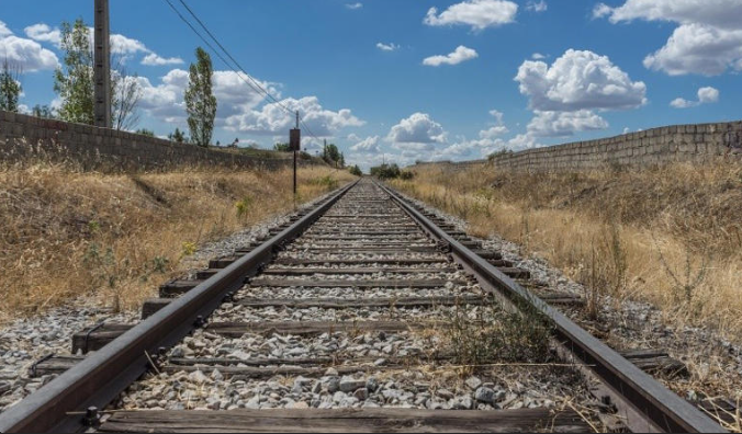 Muere modelo arrollada por un tren cuando hacía sesión de fotos