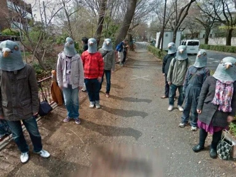 Google Maps capta a "extraños hombres paloma” en calle de Tokio