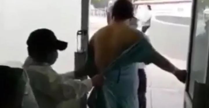 (Vídeo) Paciente con Covid intenta escapar de hospital; guardia lo detiene