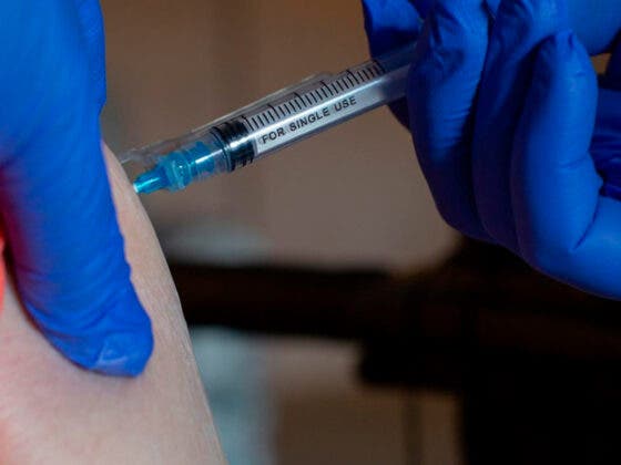 Alaska planea vacunar contra Covid-19 a sus turistas