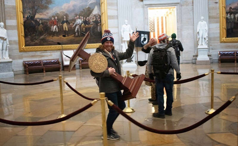 Hombre que asaltó el Capitolio convoca una fiesta antes de ir a prisión