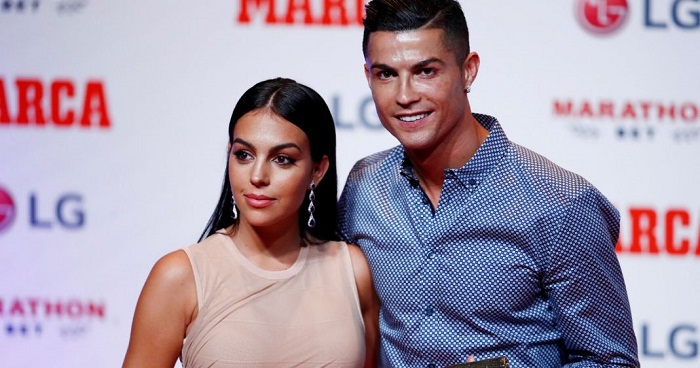 ¿Cristiano Ronaldo cambia de look? Su pareja le corta el cabello en casa